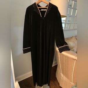 Adonna velvet black 1/2 zip long robe XL New 
black golds robe
